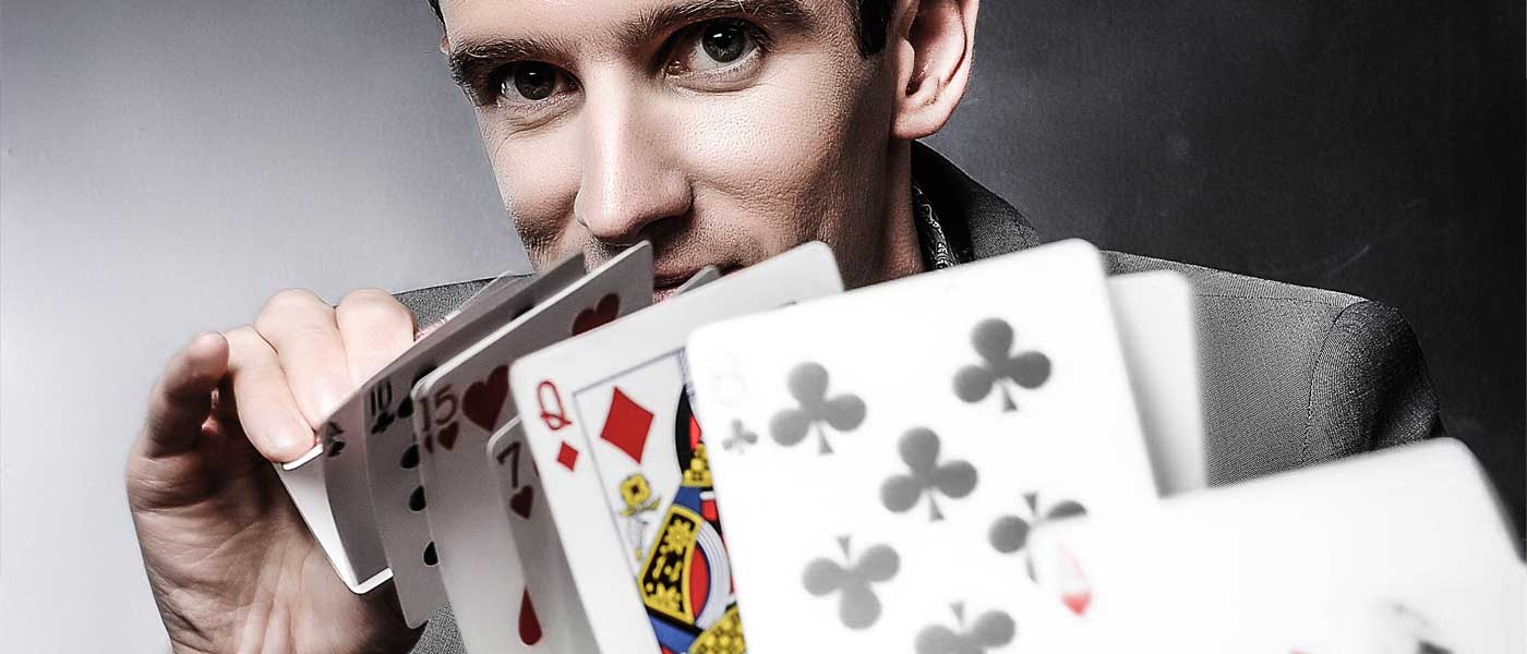 close up magician uk with cards